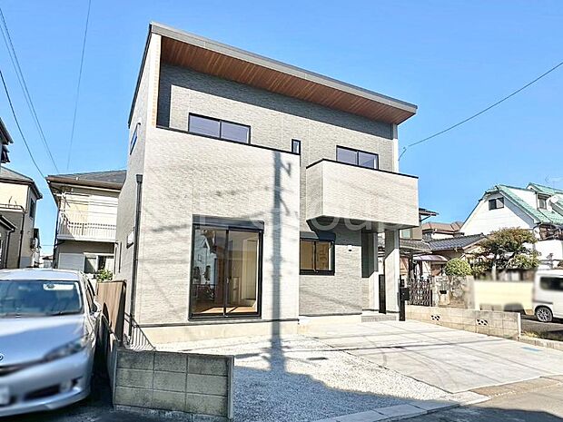 【現地外観写真】洗練された外観、上質な住空間が広がる室内は永く安心して過ごせる住居です。
