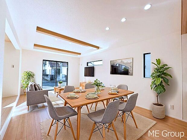 【リビング】ご家族の賑やかな話し声で包まれる明るいリビング ※家具はCGです