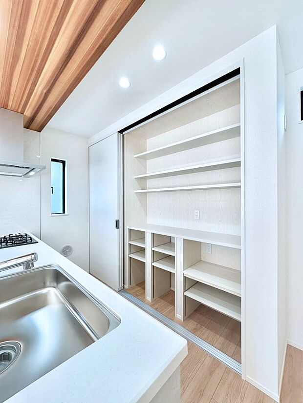 【その他設備(キッチン裏収納)】キッチン裏収納!食材のストックはもちろん、日用品の収納など使い方はいろいろ!