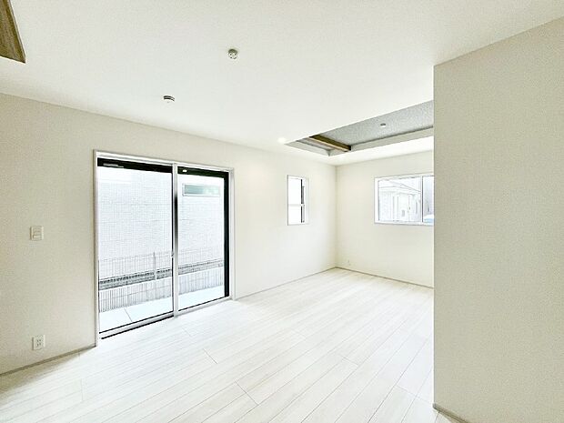 【リビングダイニング】大きな窓からたっぷりの陽光と風を感じられるリビング