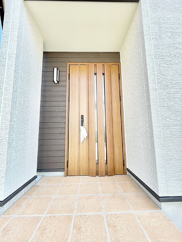 【玄関】玄関前は雨が降っても濡れにくい屋根付き