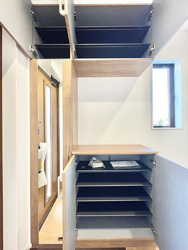 【その他設備(シューズボックス)】玄関をスッキリ・清潔に見せる豊富な収納スペースです。