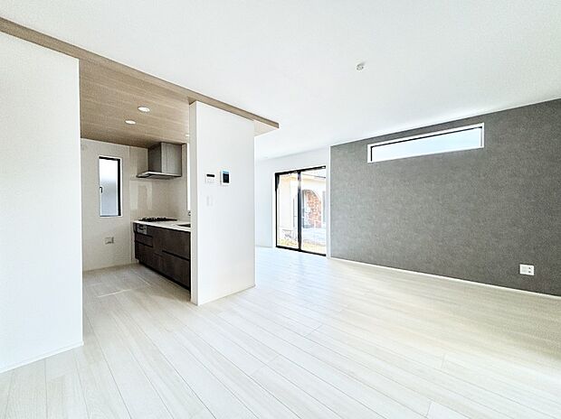 【リビングダイニング】アクセントクロスがお洒落なリビング。家族でのんびりくつろげる広々スペース。