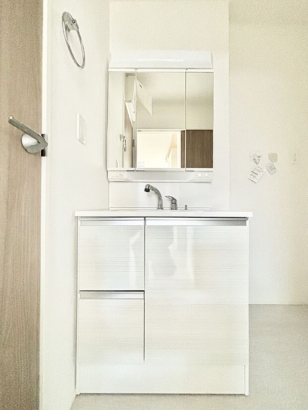 【洗面台・洗面所】大きく見やすい三面鏡で清潔感ある洗面台は、身だしなみチェックや肌のお手入れにおすすめです。