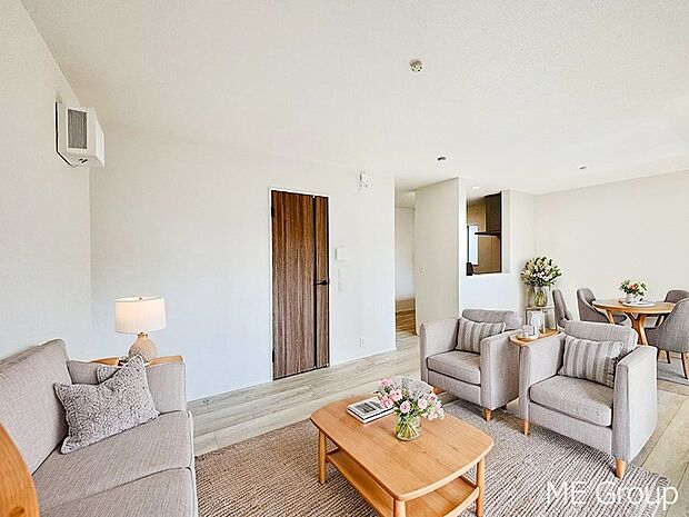 【リビング】ご家族の賑やかな話し声で包まれる明るいリビング  ※家具はCGです　