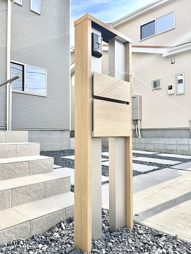 【その他現地】シンプルデザインのポスト。