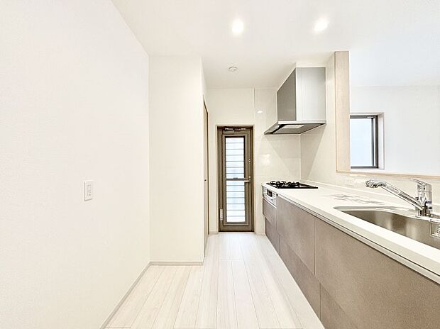 【ダイニングキッチン】勝手口のある明るいキッチン。換気にも役立ちます。 