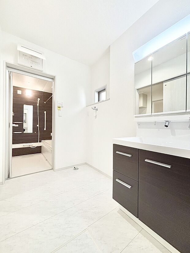 【脱衣場】身支度もスムーズにおこなえる脱衣場。  