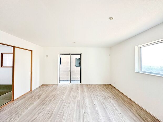 【リビングダイニング】自然光が取り込まれ、家族団らんの場所を明るく演出