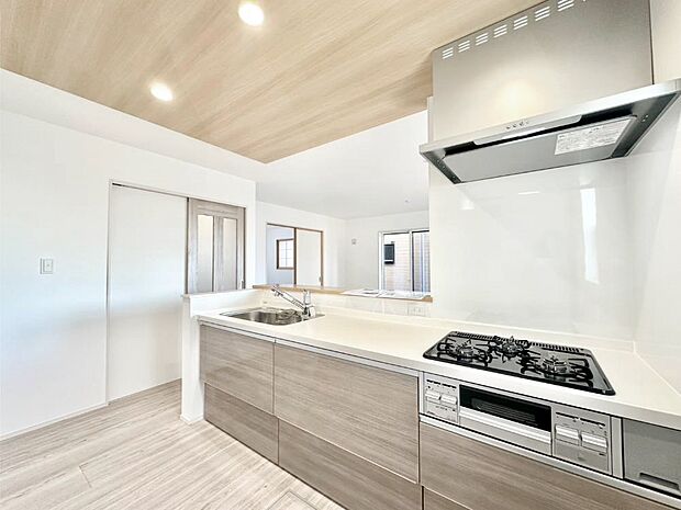 【ダイニングキッチン】カウンター越しに楽しいおしゃべり。いつものお料理がもっと美味しくなりそうですね。 