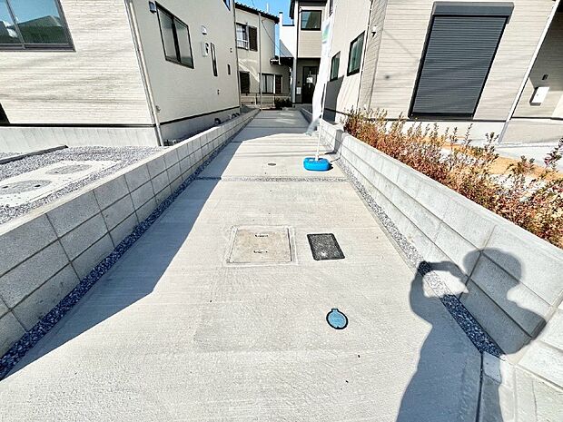 【駐車場】3台（車種による）駐車可！ご家族みんなの自転車も置ける広々カースペース。