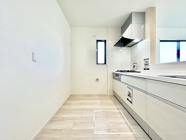 【ダイニングキッチン】爽やかな風が通り抜けるキッチン。窓があるので明るく換気にも役立ちます。