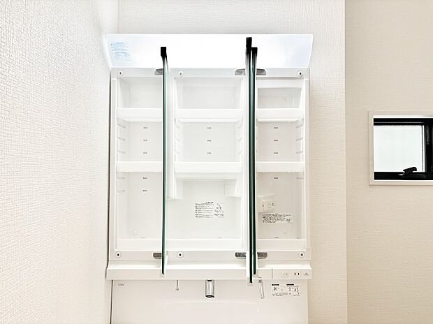 【その他設備(三面鏡裏収納)】三面鏡の裏に、化粧品や衛生用品などを収納可能。洗面台をすっきりと保ちます!