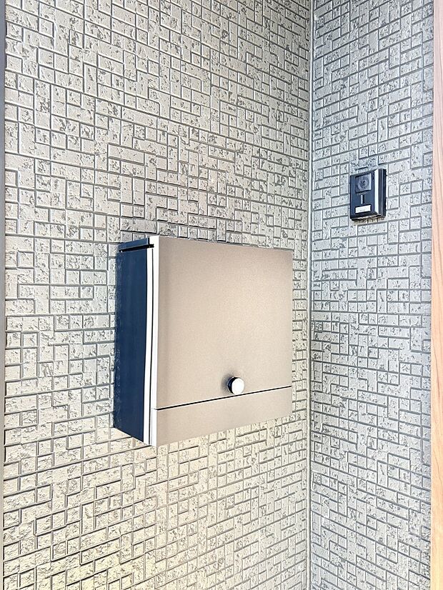 【その他現地】シンプルデザインのポスト。