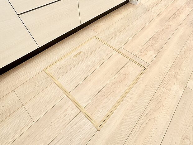 【その他設備(床下収納)】床下収納付き！日用品・非常用品の収納にも大活躍。