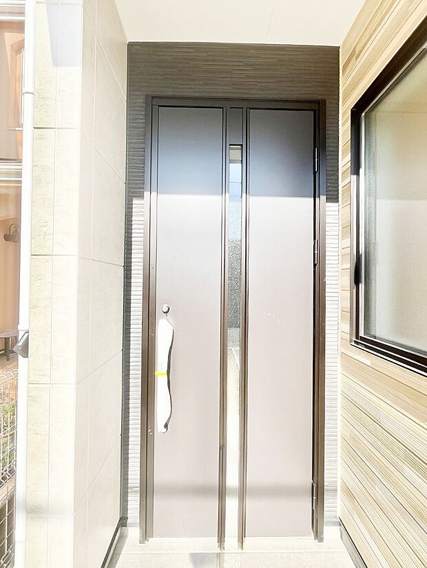 【玄関】玄関前は雨が降っても濡れにくい屋根付き