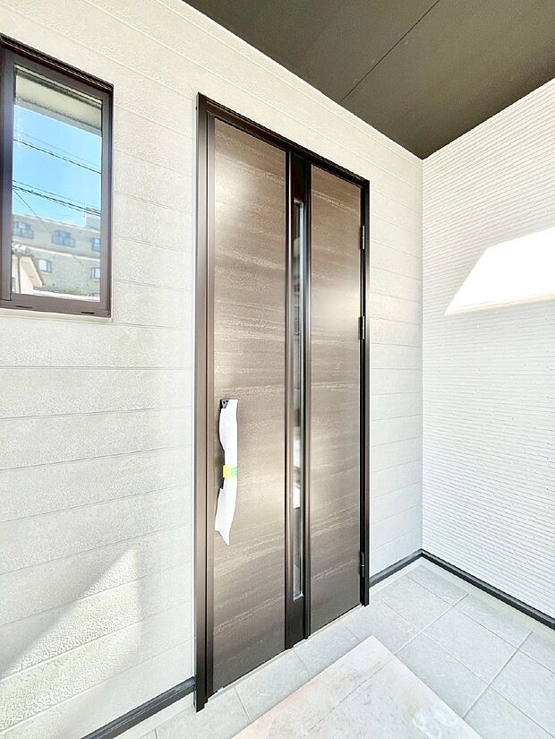 【玄関】住まいの顔を演出する、玄関ドア。