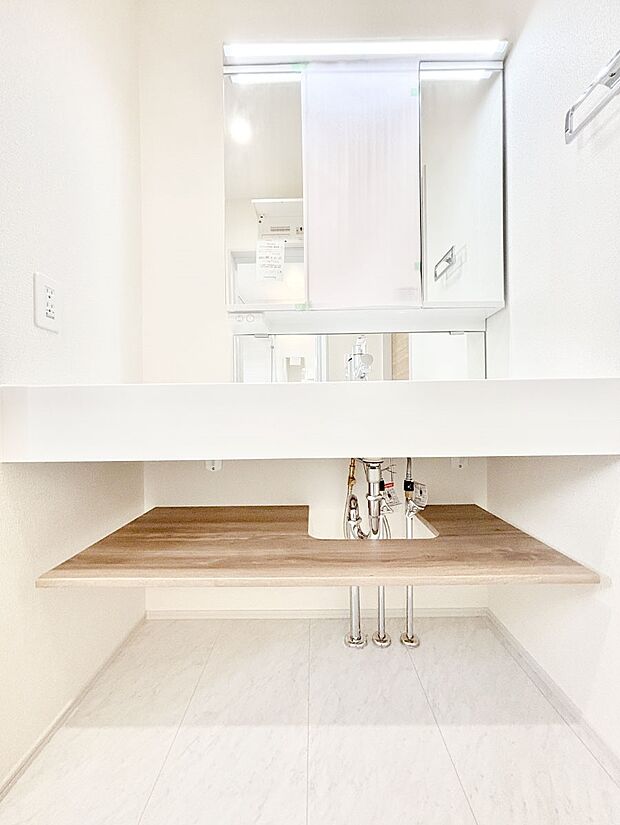 【洗面台・洗面所】大きく見やすい三面鏡で清潔感ある洗面台は、身だしなみチェックや肌のお手入れにおすすめです。