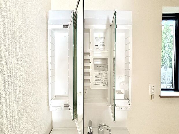 【その他設備(三面鏡裏収納)】三面鏡の裏に、化粧品や衛生用品などを収納可能。洗面台をすっきりと保ちます！