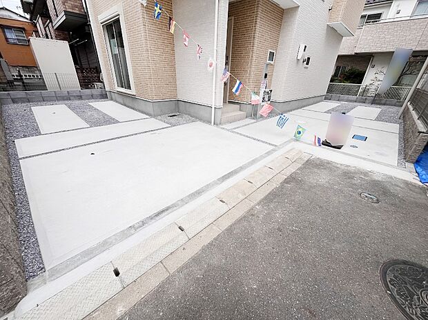 【駐車場】駐車2台可能！急なお客様の駐車に。また、ご家族の自転車スペースとしても大活躍。