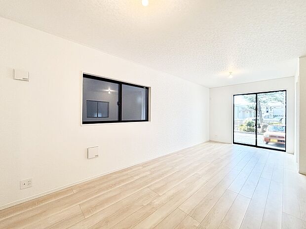 【リビングダイニング】大きな窓からたっぷりの陽光と風を感じられるリビング