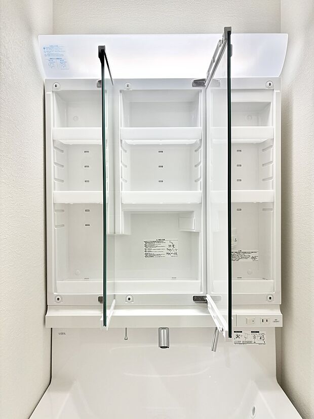 【その他設備(三面鏡裏収納)】三面鏡の裏に、化粧品や衛生用品などを収納可能。洗面台をすっきりと保ちます！