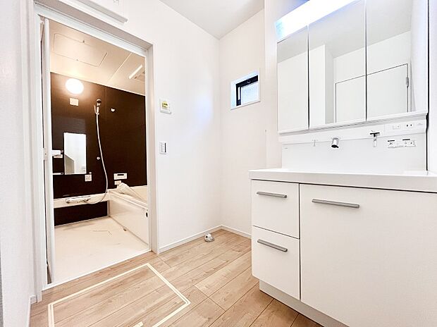 【洗面台・洗面所】大きく見やすい三面鏡で清潔感ある洗面台は、身だしなみチェックや肌のお手入れにおすすめです。