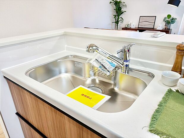 【その他設備(浄水器)】いつでも清潔なおいしいお水を。一つの水栓で水道水と浄水を使い分け。