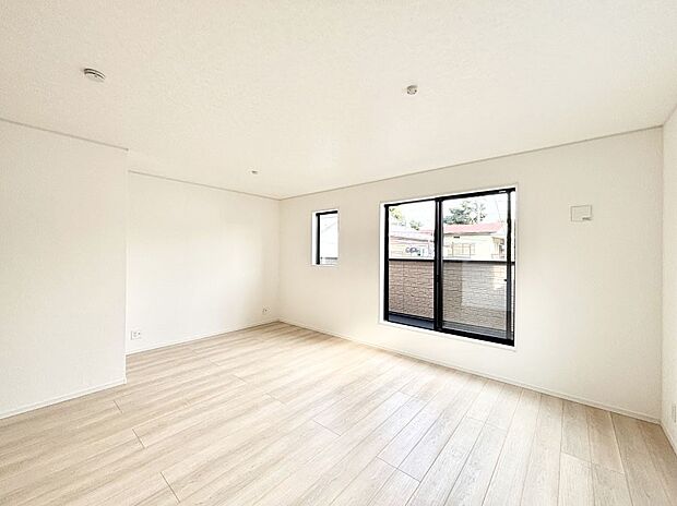 【ダイニング】大きな窓からたっぷりの陽光と風を感じられるリビング