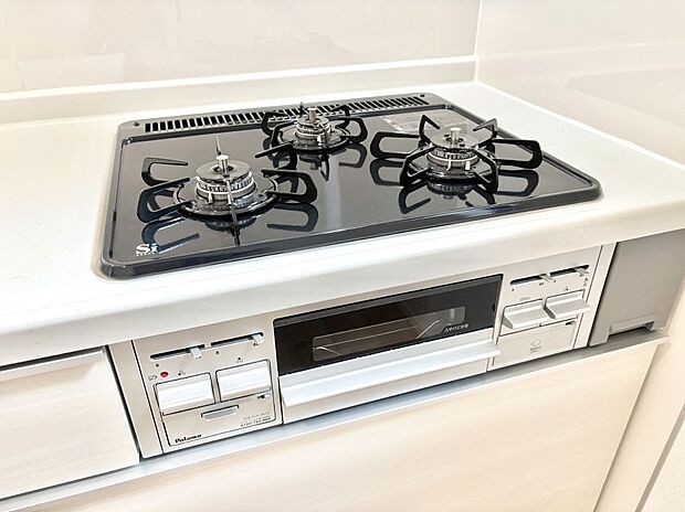 【その他設備(Siセンサーコンロ)】ガスコンロはSiセンサー搭載。火力調節や焦げ付き・消し忘れも防いでくれます。