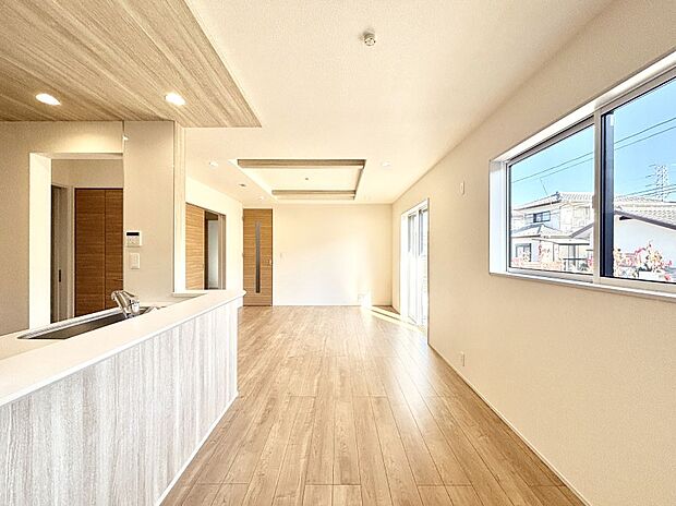 【ダイニング】明るい陽光が注ぎ、寛ぎの雰囲気に満たされるダイニング。   