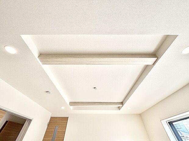 【その他設備(折上天井)】折上天井は立体的な奥行きがあるので、開放的な空間を演出できます。  