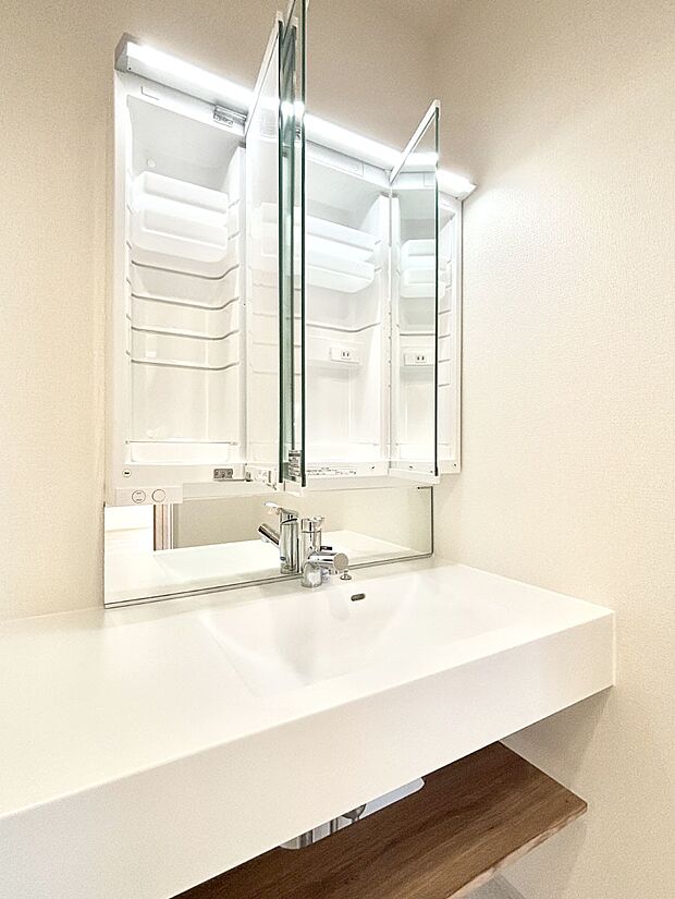 【その他設備(三面鏡裏収納)】三面鏡の裏に、化粧品や衛生用品などを収納可能。洗面台をすっきりと保ちます！