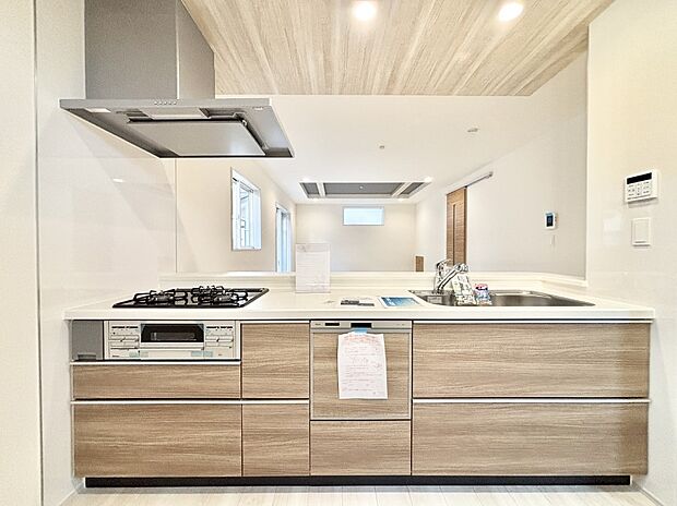 【キッチン】リビングを見渡せる人気のカウンターキッチン。 家族を見守りながら家事をすることができます。