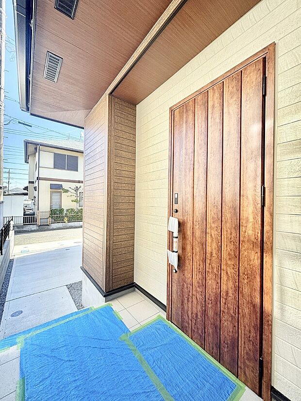 【玄関】大切な家族、来客を出迎える玄関。玄関前は屋根付きで雨が降っていても濡れにくいです。