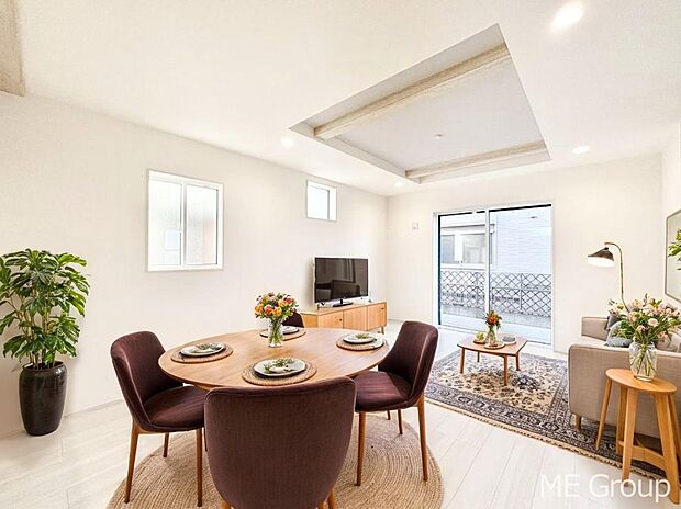 【リビング】ご家族の賑やかな話し声で包まれる明るいリビング  ※家具はCGです