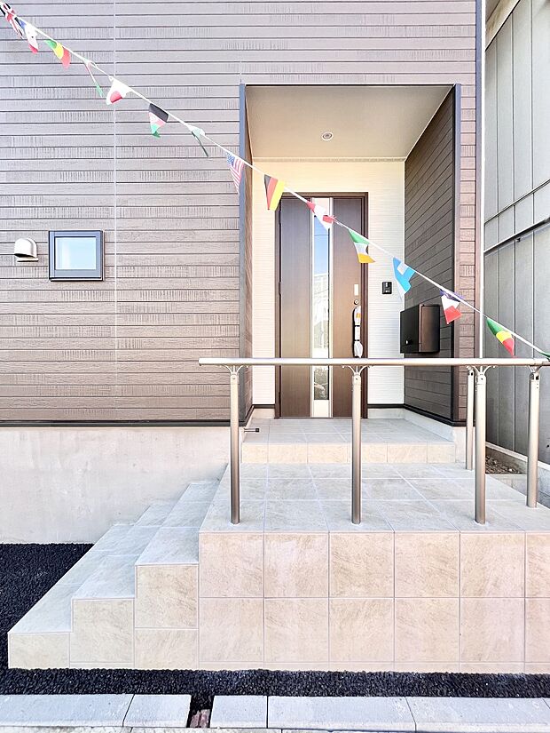 【玄関】玄関前は雨が降っても濡れにくい屋根付き 