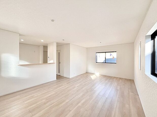 【リビングダイニング】明るい陽光が注ぎ、寛ぎの雰囲気に満たされるリビング・ダイニング。  