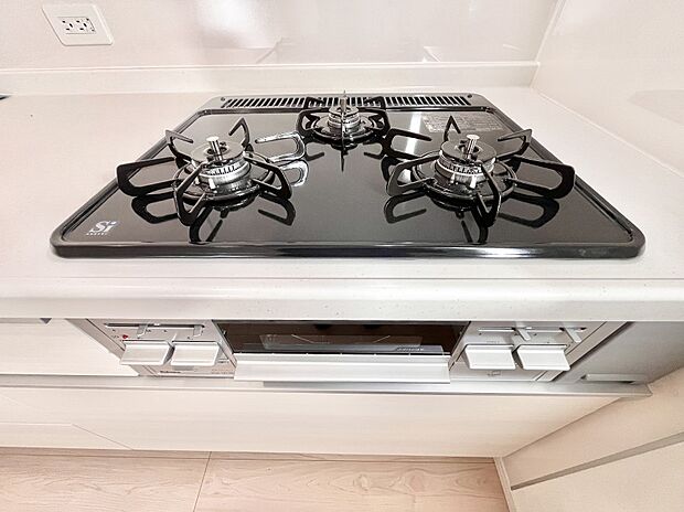 【その他設備(三ツ口コンロ)】三口ガスコンロでお料理が一気にはかどりそう  　