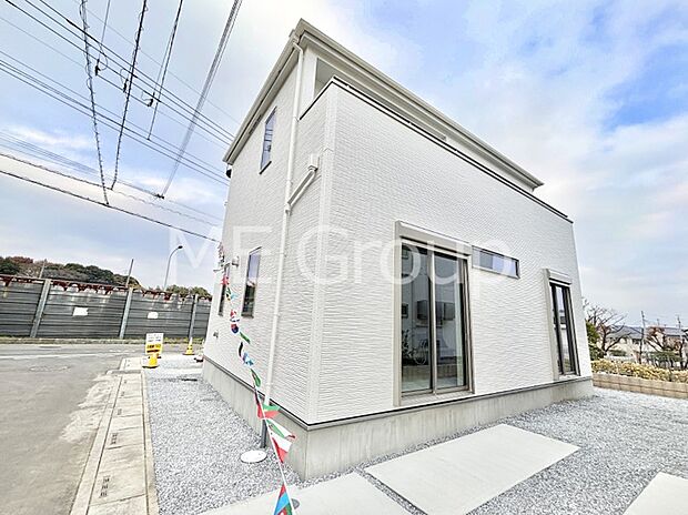 【現地外観写真】洗練された外観、上質な住空間が広がる室内は永く安心して過ごせる住居です。 