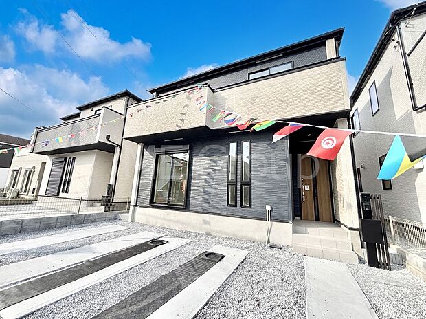 【現地外観写真】暮らしやすさと居心地の良さにこだわったシンプルで飽きのこないデザイン ！