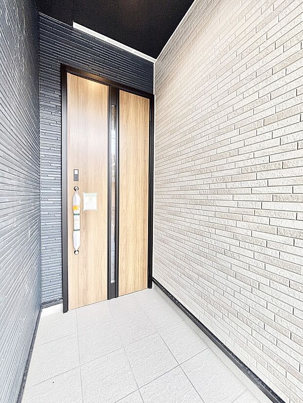 【玄関】大切な家族、来客を出迎える玄関。