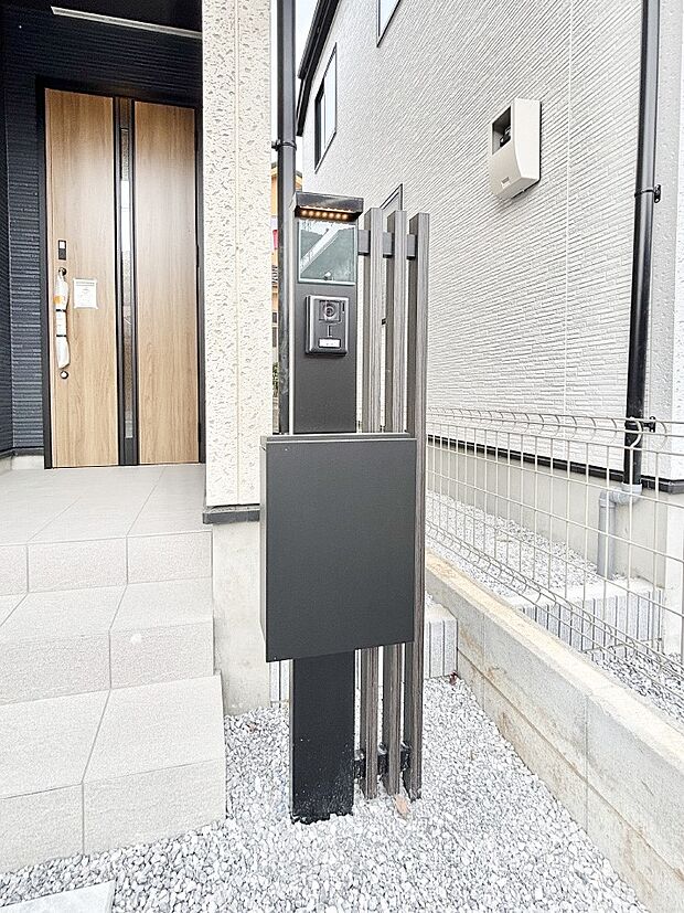 【その他現地】シンプルデザインのポスト。