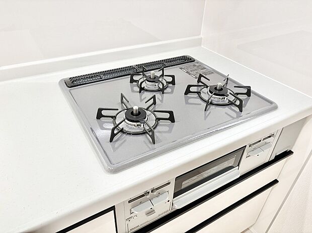 【その他設備(三ツ口コンロ)】三口ガスコンロでお料理が一気にはかどりそう。  