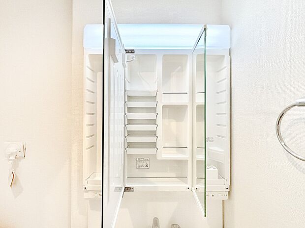 【その他設備(三面鏡裏収納)】三面鏡の裏に、化粧品や衛生用品などを収納可能。洗面台をすっきりと保ちます！