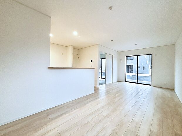 【リビングダイニング】大きな窓からたっぷりの陽光と風を感じられるリビング