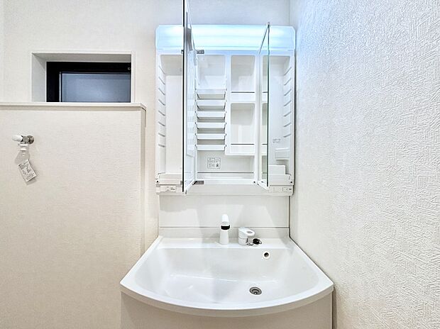 【その他設備(三面鏡裏収納)】三面鏡の裏に、化粧品や衛生用品などを収納可能。洗面台をすっきりと保ちます！