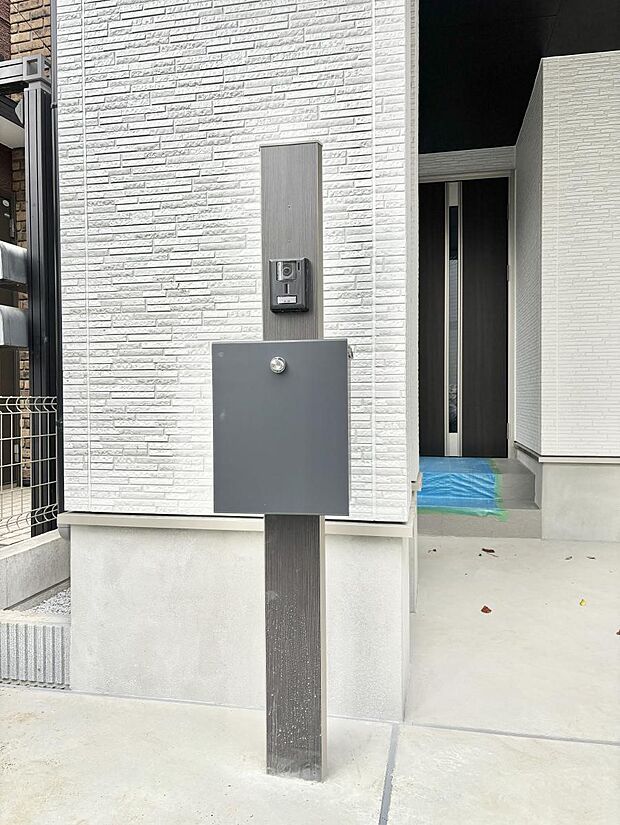 【その他現地】表札・インターホン・ポストをひとつに集約。エントランスになじむシンプルデザイン。