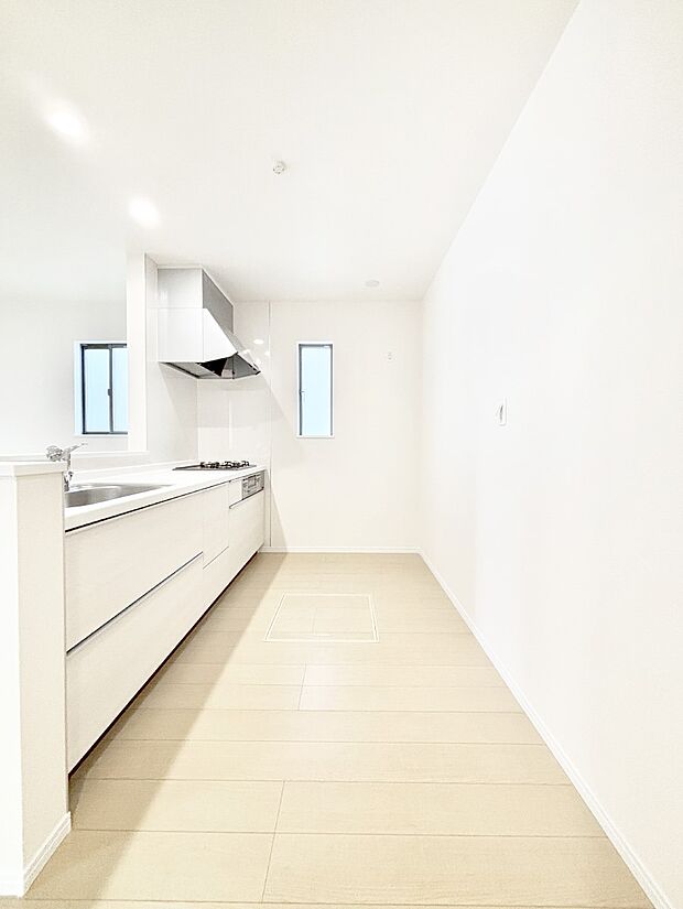 【キッチン】爽やかな風が通り抜けるキッチン。窓があるので明るく換気にも役立ちます。