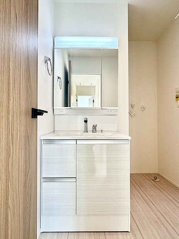 【洗面台・洗面所】大きく見やすい三面鏡で清潔感ある洗面台は、身だしなみチェックや肌のお手入れにおすすめです。